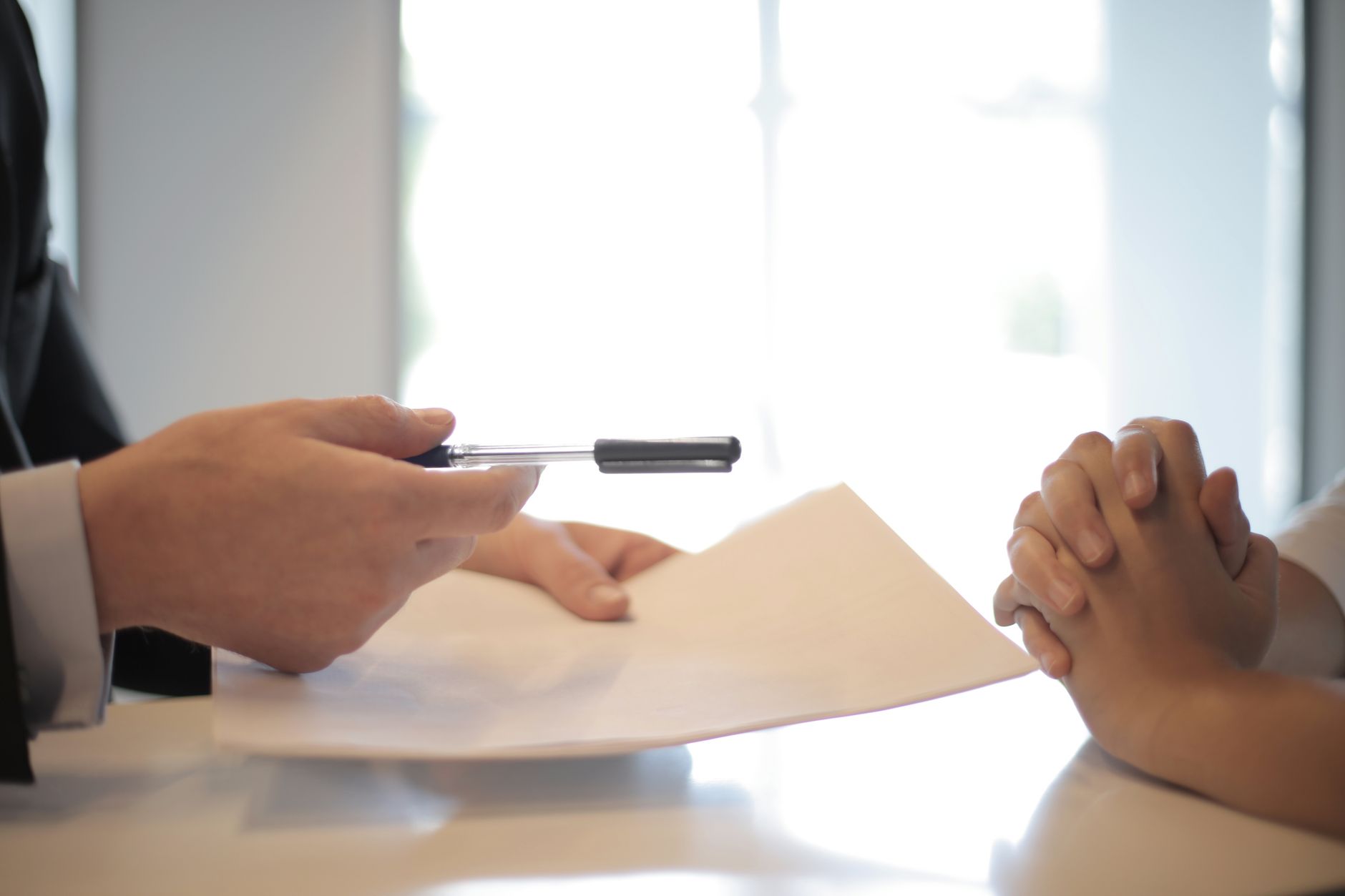 Signature de documents lors d'un rendez-vous consacré à une succession