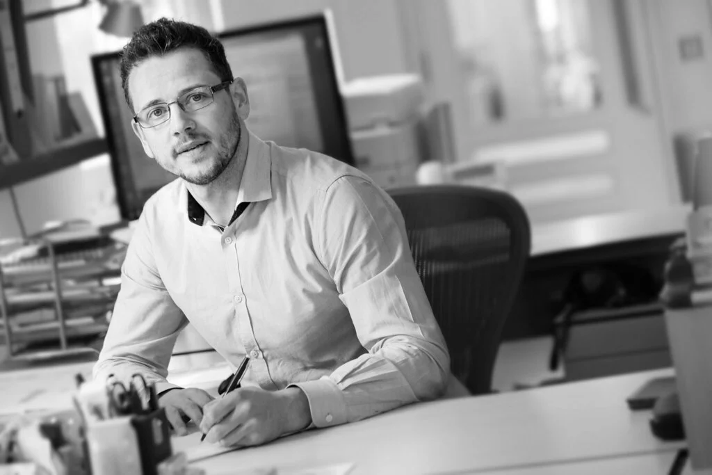 Investisseur analysant des fonds LBO accessibles aux particuliers en 2026