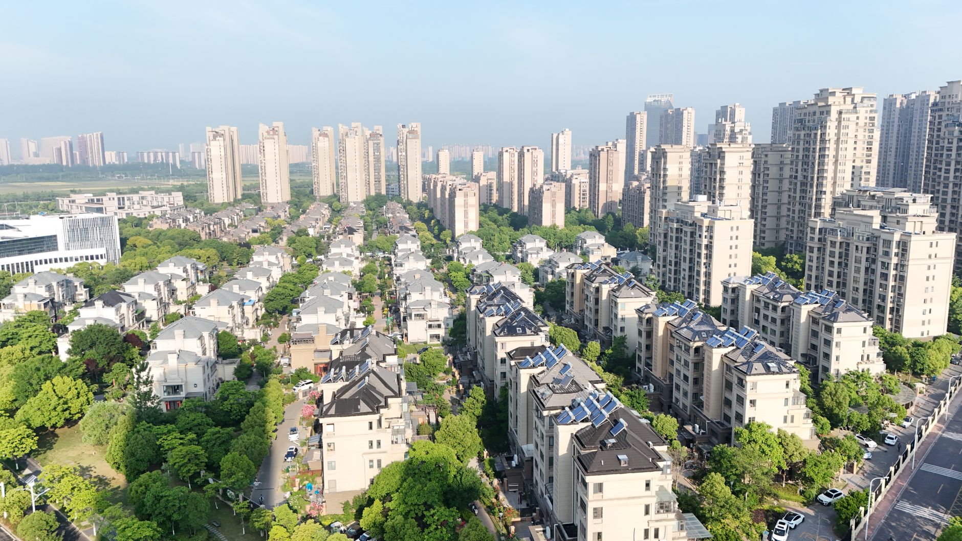 Vue aérienne d'un ensemble immobilier résidentiel illustrant l'investissement collectif en SCPI
