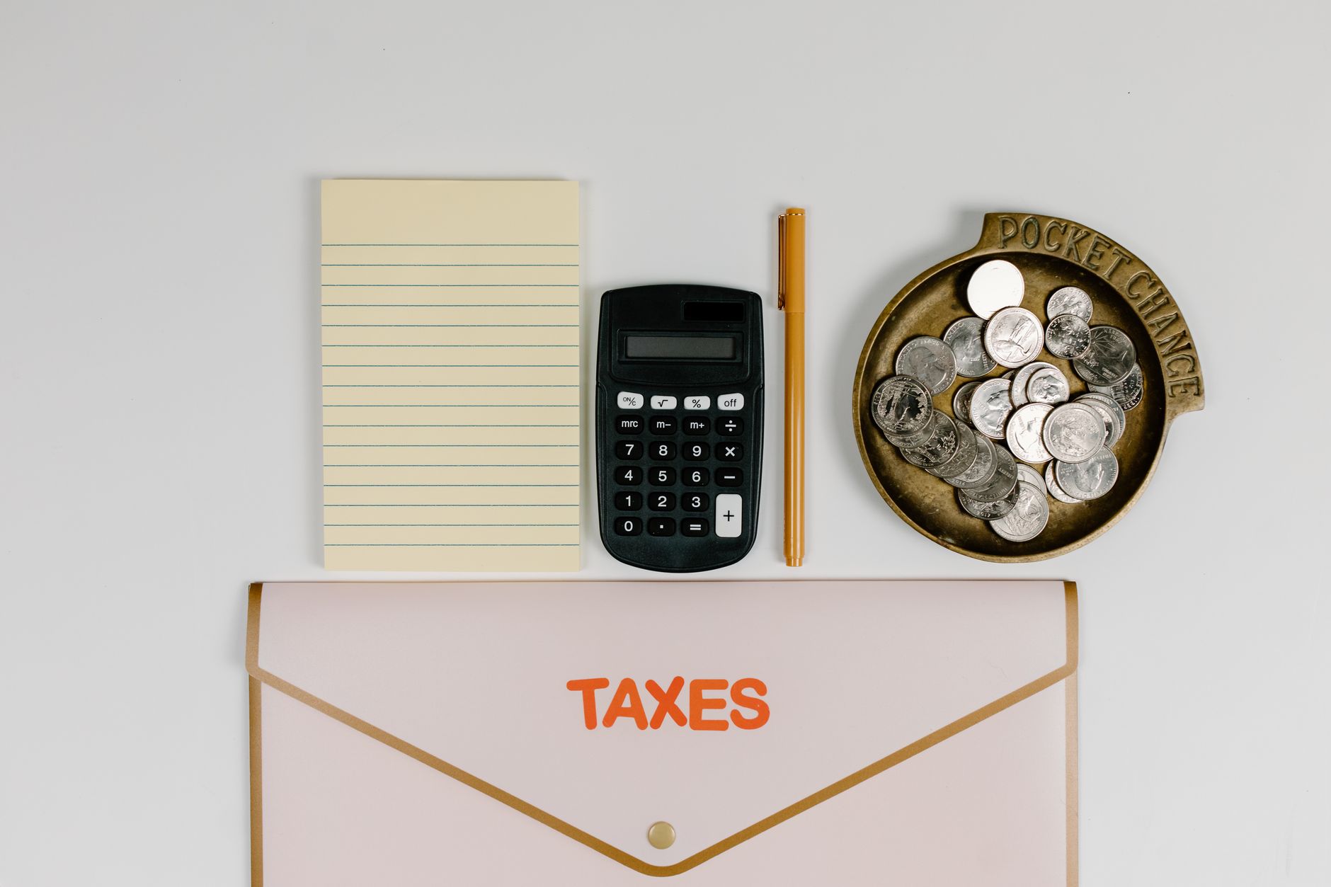 Calculatrice, pieces et dossier taxes pour illustrer le calcul du taux marginal d'imposition